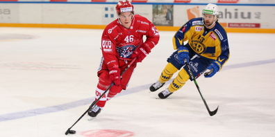 Dominik Egli (SCRJ) gegen Luca Hischier (Davos) im Spiel vom 23. November 2019. (Foto: Thomas Oswald).