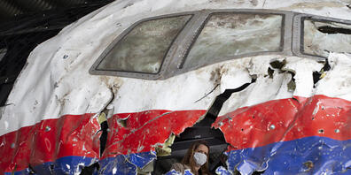 dpatopbilder - Richter und Anwälte im Prozess um den Absturz von Flug MH17 inspizieren das rekonstruierte Wrack der Passagiermaschine des MH17-Fluges auf dem Militärflugplatz Gilze-Rijen. Foto: Peter Dejong/AP Pool/dpa