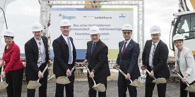 Schweizerische und amerikanische Politik- und Wirtschaftsprominenz beim Spatenstich der Biogen-Fabrik in Luterbach SO im Jahr 2016. Darunter befand sich auch Ex-Wirtschaftsminister Johann Schneider-Ammann (Mitte). (Archivbild)