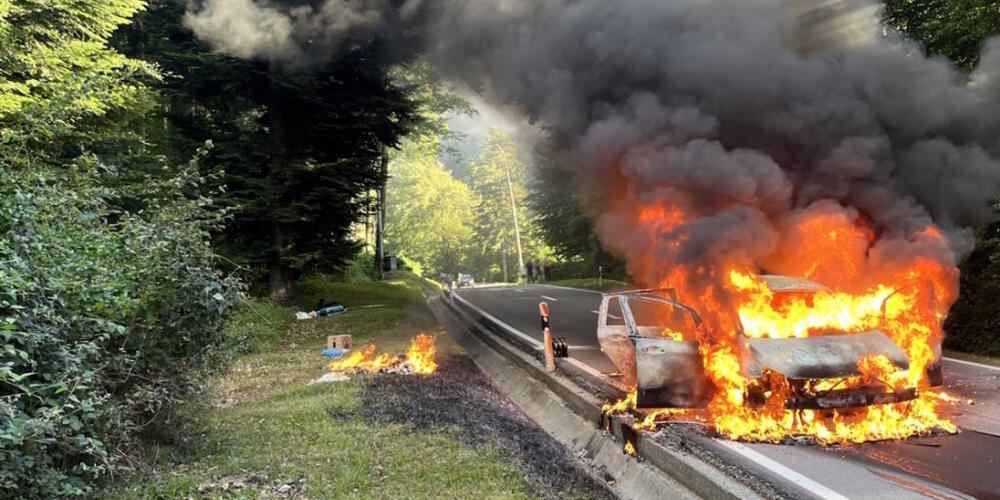 Ein Fahrzeug brannte bei Maienfeld vollständig aus. Es gab keine Verletzten.