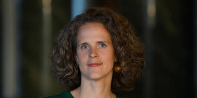 Nora Schmid, Intendantin der Oper Graz, steht während einer Pressekonferenz in der Semperoper. Die Schweizerin übernimmt mit der Spielzeit 2024/2025 die Leitung der Sächsischen Staatsoper Dresden. Foto: Robert Michael/dpa-Zentralbild/dpa