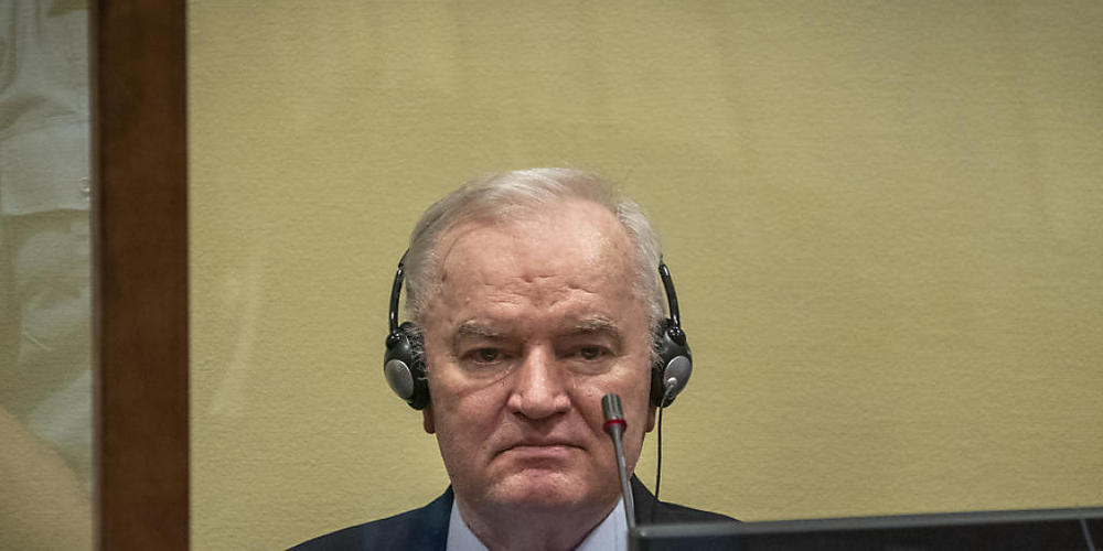 Der ehemalige bosnisch-serbische Militärchef Ratko Mladic sitzt im Gerichtssaal. Mladic ist wegen des Völkermords von Srebrenica auch in letzter Instanz zu lebenslanger Haft verurteilt worden. Foto: Jerry Lampen/Pool ANP/AP/dpa