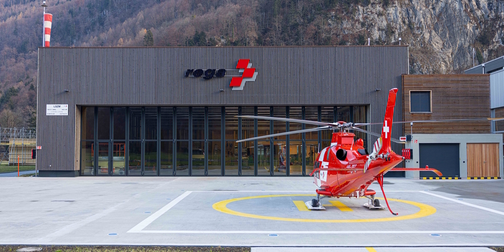 Die Einsatzbasis Mollis mit dem Rettungshelikopter Da Vinci.