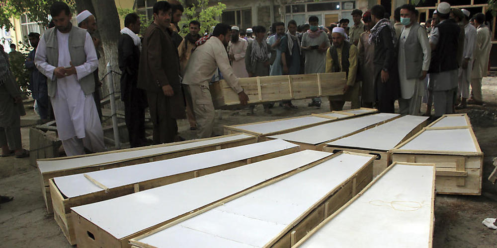 Die Särge für die Opfer des Angriffs vom Dienstag werden in einem Krankenhaus in der nördlichen Provinz Baghlan auf den Boden gestellt. Arbeiter der Minenräumungsorganisation Halo Trust wurden am Dienstagabend angegriffen. Foto: Mehrab Ibrahimi/AP...