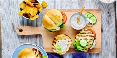 Die Grillsaison ist eröffnet: Weggli-Burger mit Halloumi