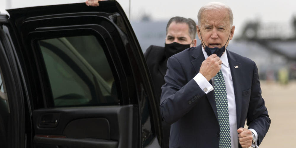 ARCHIV - Joe Biden, Präsident der USA, spricht an der Delaware Air National Guard Base in New Castle mit Journalisten, bevor er die Air Force One für seine Rückreise nach Washington besteigt. Foto: Carolyn Kaster/AP/dpa Foto: Carolyn Kaster/AP/dpa