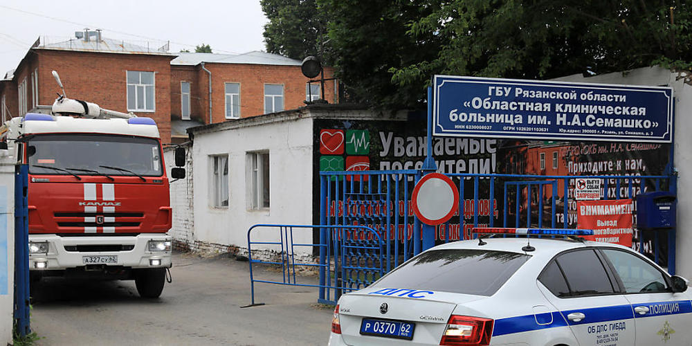 Ein Feuerwehrauto und ein Polizeiauto stehen am Eingang des Semashko- Rjasan  Provinzkrankenhauses, wo in der Nacht ein Feuer in einer Intensivstation ausgebrochen war. Foto: Alexander Ryumin/TASS/dpa Foto: Alexander Ryumin/TASS/dpa
