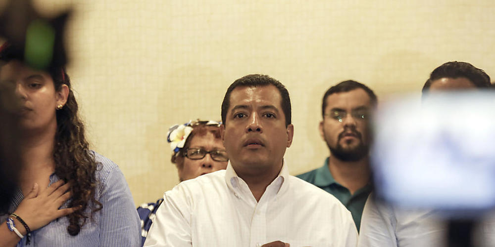 ARCHIV - Politiker und Akademiker Felix Maradiaga, Oppositionskandidat (M) in Nicaragua, steht bei der Nationalhymne während einer Pressekonferenz . Foto: Alfredo Zuniga/AP/dpa Foto: Alfredo Zuniga/AP/dpa