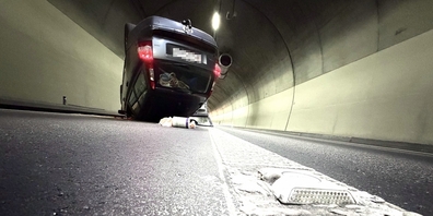 Dieses Auto geriet im Wattwiltunnel der Umfahrung H16 auf die Gegenfahrbahn, prallte in eine Notnische und kam auf dem Dach zum Stillstand.
