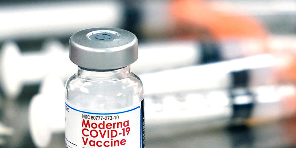 ARCHIV - Ein Fläschchen des Moderna-Impfstoffes steht neben Spritzen. Ein Apotheker und Impfskeptiker im US-Bundesstaat Wisconsin hat Dosen des Corona-Impfstoffs Moderna verderben wollen - dafür muss er jetzt drei Jahre ins Gefängnis. Foto: Rogeli...