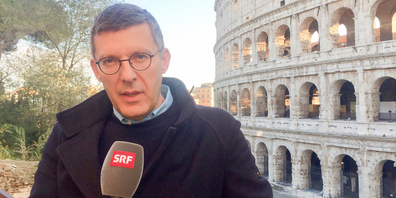 Franco Battel vor dem Kolosseum in Rom: «Die Italienerinnen und Italiener sind ein enorm interessiertes Volk. Wenn ich da ein Mikrofon auspacke, kommen sie automatisch.» 