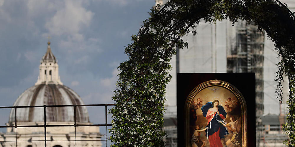 Papst Franziskus leitet die  Rosenkranz-Gebete vor der Kopie des Gnadenbildes «Maria Knotenlöserin» in den Vatikanischen Gärten am letzten Tag des weltweiten Rosenkranz-Gebetsmarathons, den er sich im Monat Mai 2021 für ein Ende der Corona-Pandemi...