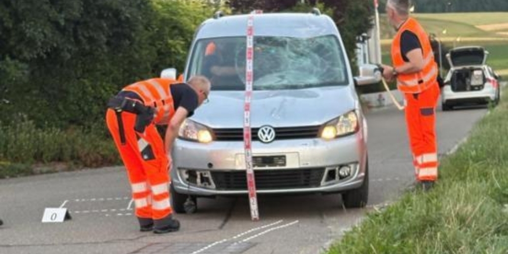 Die Einsatzkräfte sichern Spuren am Unfallort.