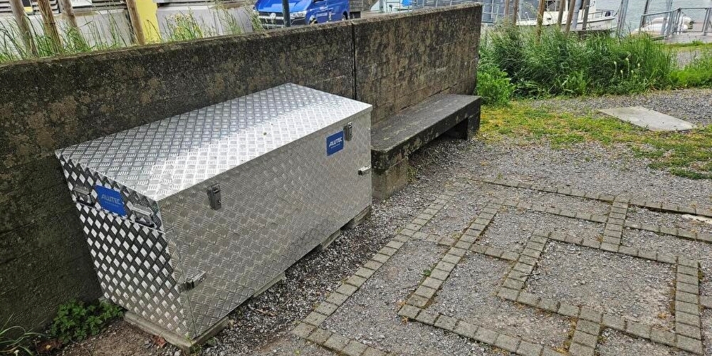 Die morsche Spielzeugkiste auf dem Spielplatz bei der Weesner Seepromenade wurde durch eine neue witterungsbeständige Aluminiumkiste ersetzt.