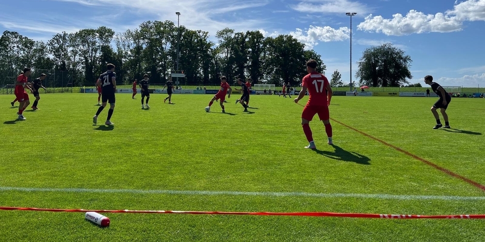 Trotz einer engagierten Leistung zieht der FC Uznach (rot) bei Bronschhofen den Kürzeren. Mehrere Standardsituationen werden zum Verhängnis.