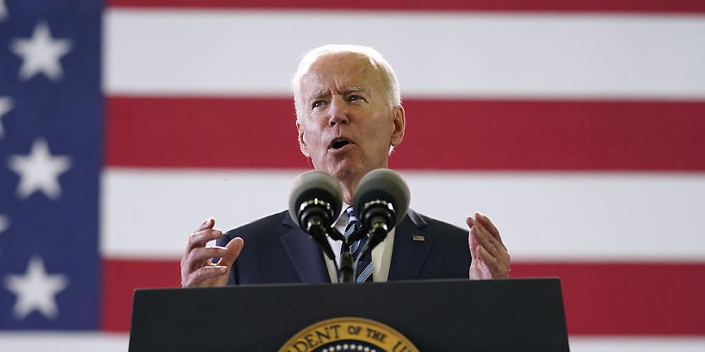 Joe Biden, Präsident der USA, spricht auf der Royal Air Force Station Mildenhall vor Mitgliedern des US-Militärs. Foto: Patrick Semansky/AP/dpa