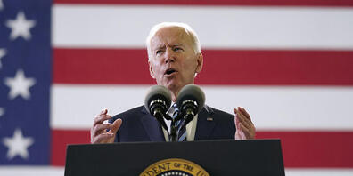 Joe Biden, Präsident der USA, spricht auf der Royal Air Force Station Mildenhall vor Mitgliedern des US-Militärs. Foto: Patrick Semansky/AP/dpa
