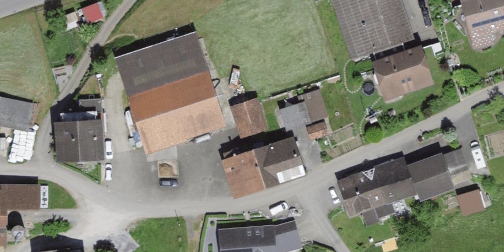 Luftbild des Wohnhauses in Lütschbach auf zwei Grundstücken, von denen eines neu eingezont werden soll.