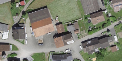 Luftbild des Wohnhauses in Lütschbach auf zwei Grundstücken, von denen eines neu eingezont werden soll.