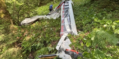 Trümmer des aus einer Flughöhe von rund 1'800 Metern über Meer in schwer zugänglichem Gelände bei Bilten abgestürzten Ultraleichtflugzeugs.