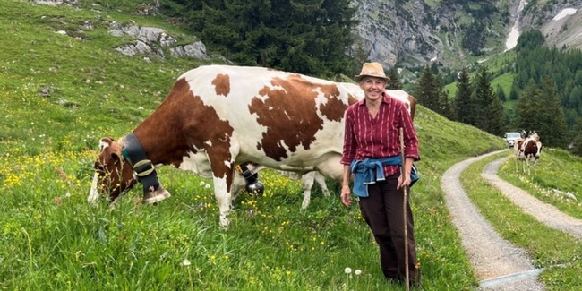 Mensch und Tier sind glücklich, dass sie gut auf der Alp angekommen sind, auch Käthi Bühler ist erleichtert. 