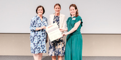 Haben gestern den Preis in Bern entgegengenommen: Stadträtin Christine Thommen (Mitte), Beatrice Laube, Leiterin Quartierentwicklung (links) und Dominique Bauer Sprüngli, Projektleiterin Quartierentwicklung (rechts). 