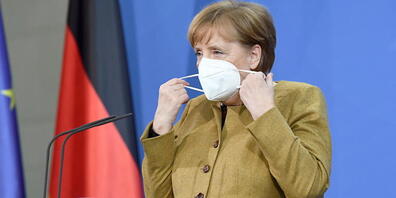 ARCHIV - Bundeskanzlerin Angela Merkel (CDU) zieht sich vor einer Pressekonferenz im Anschluss an den virtuellen G7-Gipfel im Februar 2021 eine Maske an. Foto: Annegret Hilse/Reuters/Pool/dpa Foto: Annegret Hilse/Reuters/Pool/dpa