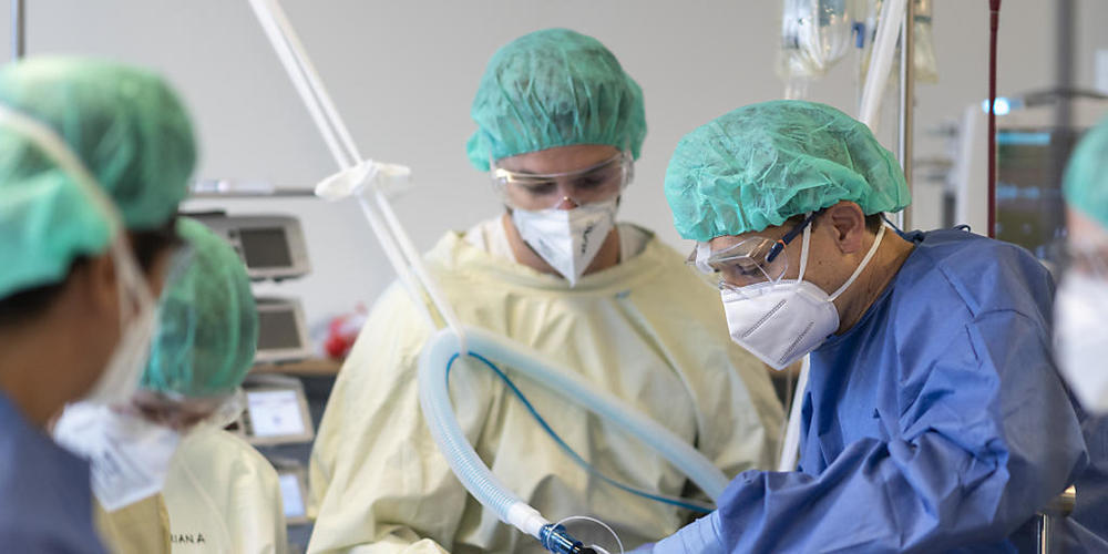 Das Vertrauen ins Schweizer Gesundheitssystem ist noch da, aber ein Jahr Corona-Pandemie haben auch Mängel gezeigt.