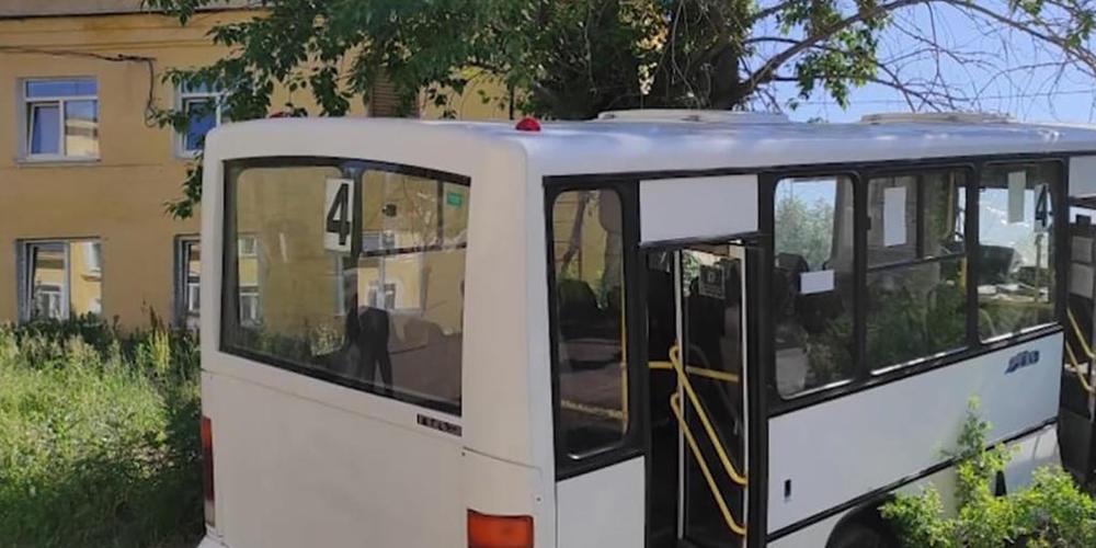 HANDOUT - Das Standbild aus einem Video zeigt den Bus, der zuvor aufgrund defekter Bremsen in eine Haltestelle mit wartenden Menschen gefahren war. Sechs von ihnen starben. Fünf weitere Menschen wurden bei dem Unglück  verletzt, wie die Ermittler ...