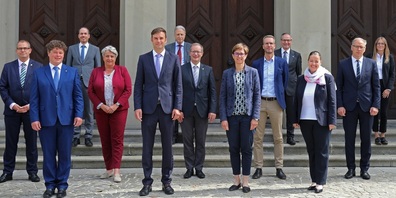Der Thurgauer Regierungsrat empfing den Landrat des Landkreises Konstanz (1. Reihe v.l.n.r.): Dezernent Stefan Basel, Landrat Zeno Danner, Regierungspräsidentin Monika Knill, Regierungsrätin Carmen Haag, (2. Reihe v.l.n.r.) Regierungsrat Urs Martin, Regierungsrätin Cornelia Komposch, Regierungsrat Walter Schönholzer, Dezernent Boris-Alexej Neugebauer, Thomas Buser, Leiter Amt für Baurecht und Umwelt, (3. Reihe v.l.n.r.) Joel Keller, Leiter Dienstelle für Aussenbeziehungen, Manfred Roth, Leiter Büro des Landrats, Staatsschreiber Paul Roth, Yvonne Gellert, persönliche Referentin des Landrats.