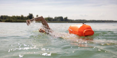 Während der Hitzephase ist Baden hoch im Kurs - die Abkühlung im Wasser birgt aber auch gefahren
