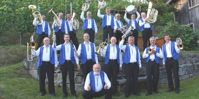 Die Goldbergmusikanten Schmerikon stehen unter der Leitung von Ernst Frischknecht (unten Mitte).