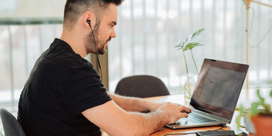 Gute Nachrichten: Auch wer im Homeoffice ist kann im Kanton Schwyz die Berufs-Auslagen von den Steuern abziehen.