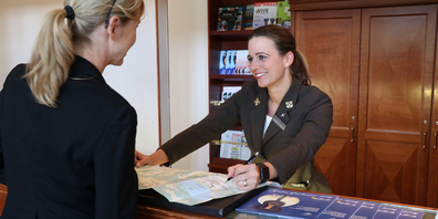 Kommunikatives Organisationstalent: Laura Bründler stellt die Interessen ihrer Gäste ins Zentrum. Ihr Einsatz wird mit dem Award zur Concierge des Jahres gewürdigt. Bild zvg 