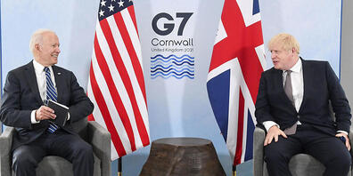 US-Präsident Joe Biden (l) und Großbritanniens Premierminister Boris Johnson (r) sitzen während eines gemeinsamen Treffens vor dem G7-Gipfel in Carbis Bay in Cornwall zusammen. Foto: Toby Melville/reuters pool/AP/dpa