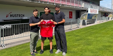 FCRJ-Neuzugang Ilija Maslarov (Bildmitte) und FCRJ-Sportchef Alessandro Ciarrocchi (r.).