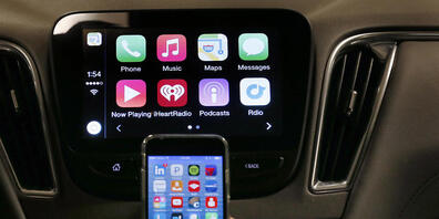 Der US-Technologiekonzern Apple engagiert einen ehemaligen BMW-Manager. Damit unterstreicht der Konzern seine Ambitionen bei der Entwicklung von selbstfahrenden Autos. (Symbolbild)
