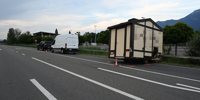 Ein Autofahrer mit Atemalkoholwert von 0.5 mg/l verlor auf der Fahrt in Buchs seinen Anhänger, der gegen eine Leitplanke und einen Pfosten prallte.