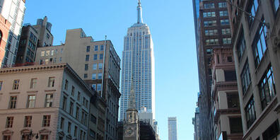 ARCHIV - Blick auf das Empire State Buildung (M): Das Empire State Building gehört zu den ältesten, höchsten und beliebtesten Wolkenkratzern New Yorks. Foto: Christina Horsten/dpa