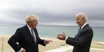 HANDOUT - Boris Johnson (r), Premierminister von Großbritannien, und Joe Biden, Präsident der USA, unterhalten sich bei einem gemeinsamen Treffen vor dem G7-Gipfel. Foto: Andrew Parsons
