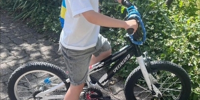Der Bub hat sein Fahrrad zurück.