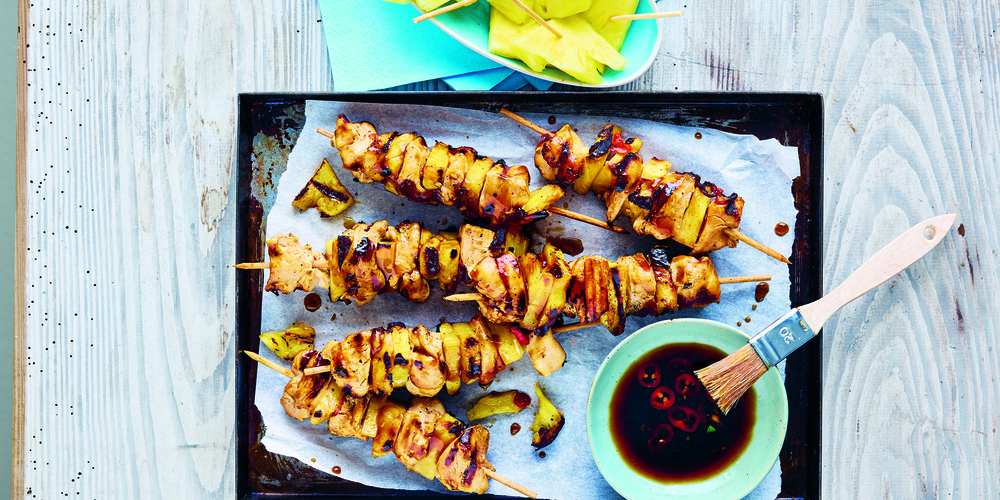 Saftige Pouletspiessli mit Ananas bringen einen Hauch Hawaii auf den Grill.