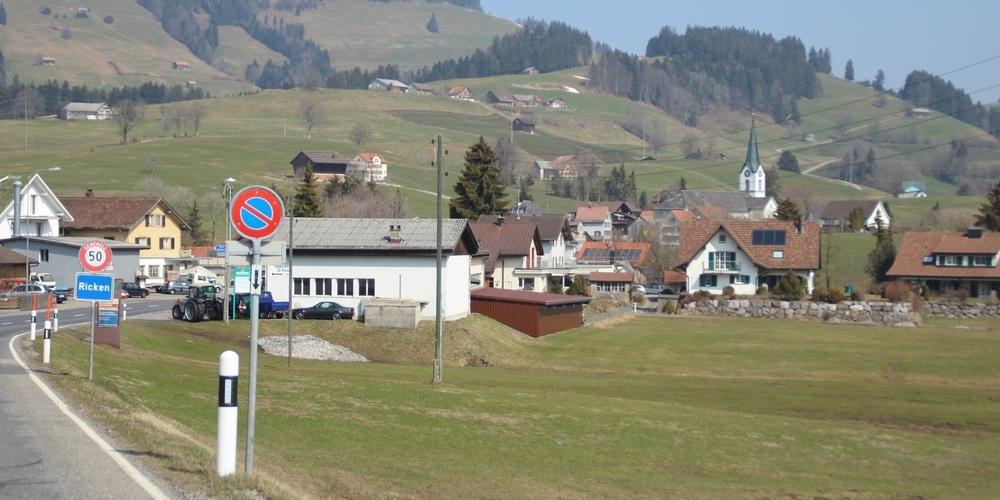 Das im Rahmen des Rickenstrasse-Ausbaus im Dorf Ricken vorgesehene Betriebs- und Gestaltungskonzept stösst auf Kritik. (Archivbild)