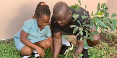 Samuel Abdulai Jinapor, der Umweltminister von Ghana, war am Freitag einer von Hunderttausenden Bewohner des Landes, die mit der Aufforstung des Regenwalds begonnen haben.
