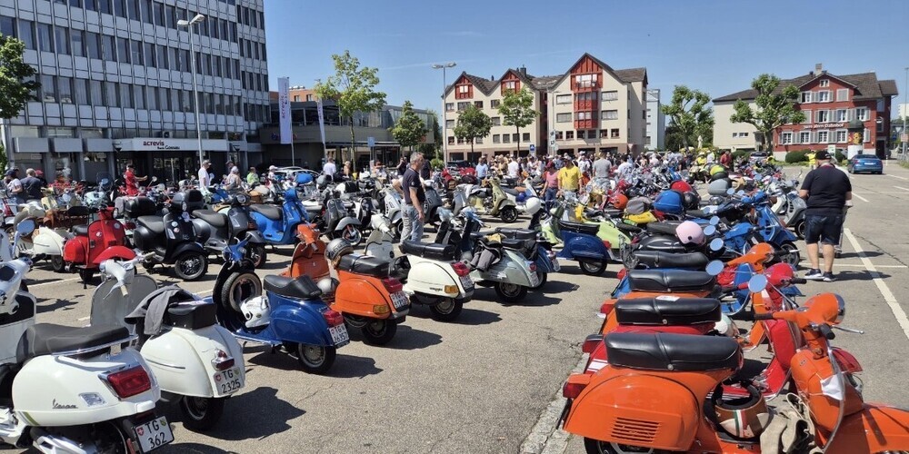 435-Vespas-rollen-zum-ersten-Vespa-Day-nach-Gossau