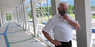 Gemeindepräsident Roland Wälter führte durch die Baustelle des Zentrums Rheinauen