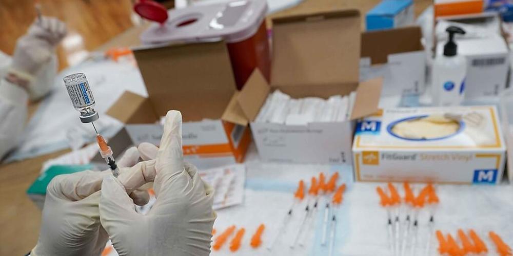Millionen von Impfdosen des US-Pharmakonzerns Johnson &amp; Johnson müssen nach einem Produktionsfehler vernichtet werden. (Archivbild)