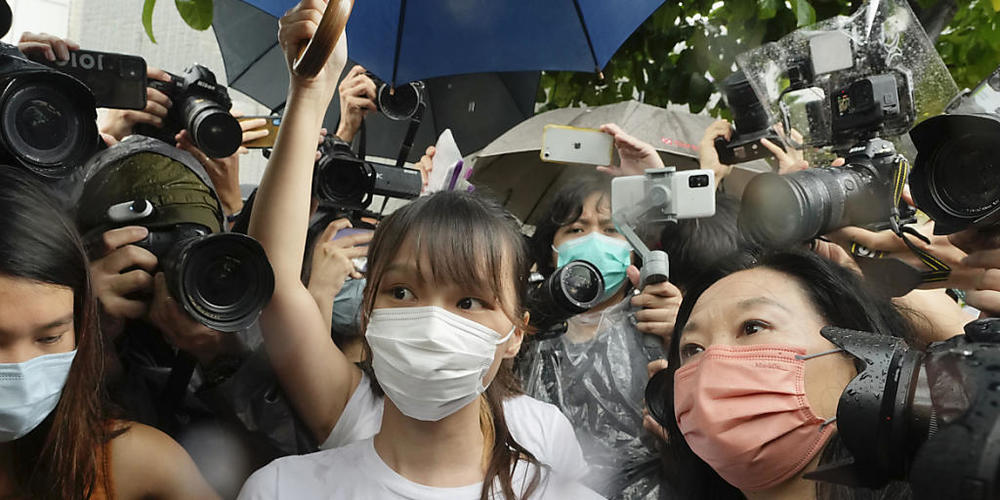 Die in Hongkong von der Polizei verhaftete Aktivistin Agnes Chow (Bildmitte) ist wieder auf freiem Fuss. (Archivbild)