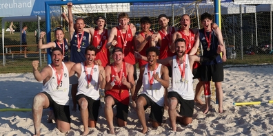 Die Goldmedaillengewinner des BHC Rappi-Jona an der Schweizer Meisterschaft im Beachhandball in Wohlen.
