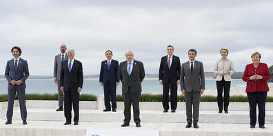 dpatopbilder - Die Teilnehmer des G7-Gipfels stehen für ein Gruppenbild vor dem Carbis Hotel. Der G7-Gipfel findet vom 11. bis 13. Juni in Carbis Bay, St Ives in Cornwall statt. Foto: Patrick Semansky/AP Pool/dpa